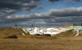 Vestiges du concasseur à galets tréguennec bati en 1943 pour la fabrication du gravier sur le mur de l'atlantique.