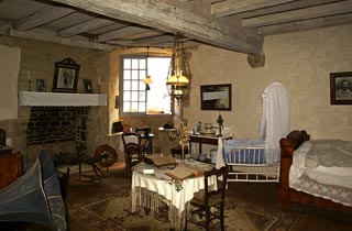 Cette ancienne Maison noble, demeure des Seigneurs de Rosmadec, abrite un Musée du Patrimoine. Dans un décor fidèlement reconstitué, vous découvrirez un intérieur 1930, le bistrot épicerie, la pièce de vie  de nos campagnes, la chambre de nos grands-parents 1900, les expositions à thème, les coiffes et les costumes du Cap Sizun, les photographies « mémoire du pays » et l'écurie pavée de galets de mer. Ce charmant musée des arts et traditions populaires du Cap Sizun ranime la vie quotidienne des bretons du siècle dernier, comme une famille qui ouvrirait les portes de son foyer.