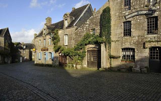 L'important patrimoine architectural de Locronan, préservé très précocement, a permis au village d'être membre du réseau des petites cités de caractère.