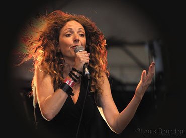 La Bretagne que défend Nolwenn Korbell lui ressemble  moderne, franche, douce et joyeuse.Dans ce nouvel opus Noaz Nue, en breton, cette comédienne, auteure-compositeure chante et passe du folk au rock. Un évènement sur la scène musicale bretonne avec ses très beaux  textes, sa voix chaude, sa forte présence scénique et ces langues breton, français, anglais qu elle manie avec tant d’éloquence.