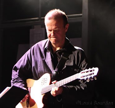 Né à Brest en 1957, Jacques Pellen étudie la guitare classique dès l'âge de 12 ans. Ses influences musicales sont très larges, de Bill Evans à Olivier Messiaen en passant par Keith Jarret et Arnold Schoenberg, sans oublier la Bretagne avec Dan Ar Braz. Musicien passionné et chercheur d'une  esthétique jazz sous influence bretonne , il est à l origine de nombreux collectifs et expériences.