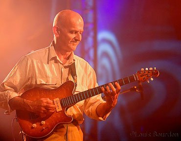 Dan Ar Braz, Daniel Le Bras pour l état civil, est un auteur-compositeur-interprète français d origine et de culture bretonne, dont la majeure partie de l oeuvre relève de la musique celtique électrique. Il est né à Quimper, le 15 janvier 1949.