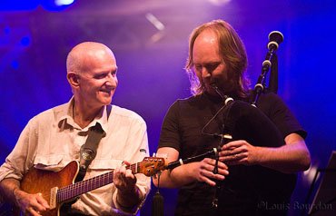 En 1991, était sorti l album Borders of Salt, la chanson titre va devenir emblématique de l Héritage des Celtes, qui va naître trois ans plus tard. Lors du 70e Festival de Cornouaille à Quimper en 1993, il donne le concert de clôture, entouré de 75 musiciens, dont Alan Stivell lui-même, Donal Lunny, le Shotts Pipe Band de Glasgow et le Bagad Kemper. Le concept de l Héritage est né, sa concrétisation va accentuer le nouvel engouement du public pour la musiques celtiques, commencé avec  Ar re yaouank, et  Alan Stivell et son disque d'or de 1993, l album Again.