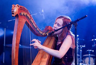Cécile Corbel est une harpiste et chanteuse française, née en Bretagne.