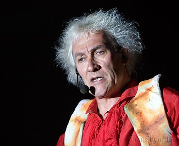 Membre fondateur du groupe, il est considéré comme étant la  locomotive du groupe. Il est également conseiller municipal socialiste à la mairie de Nantes, délégué à la culture et au patrimoine.