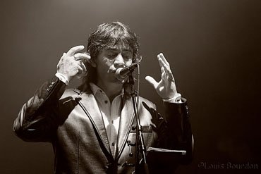 Ce chanteur au charisme, au timbre et à la puissance vocale hors du commun compose dans le style de la Gwerz (chant dramatique de Bretagne) et du Kan ha Diskan (chant de fête à danser).