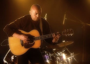 Fred à l accordéon, Jean-Charles à la guitare. Voilà 20 ans que ces deux frères nous font rêver, frissonner, danser, suer avec leur musique. Qu importent les mots, les lieux ou les situations : leur musique laisse rarement indifférent.