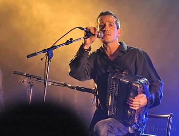 le groupe solas  a pris son envol pour devenir l un des plus grands groupes de musique celtique émergeant des etats-unis... ..